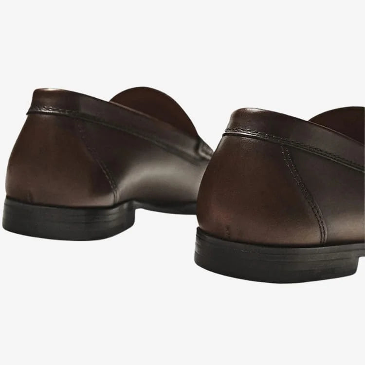 Sapato Loafer Masculino Marrom Soffisticata Penny detalhes da parte traseira do modelo com as costuras