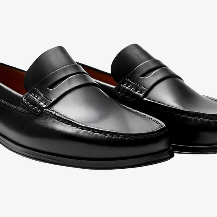 Sapato Loafer Masculino Preto Soffisticata Penny vista frontal com detalhes da costura
