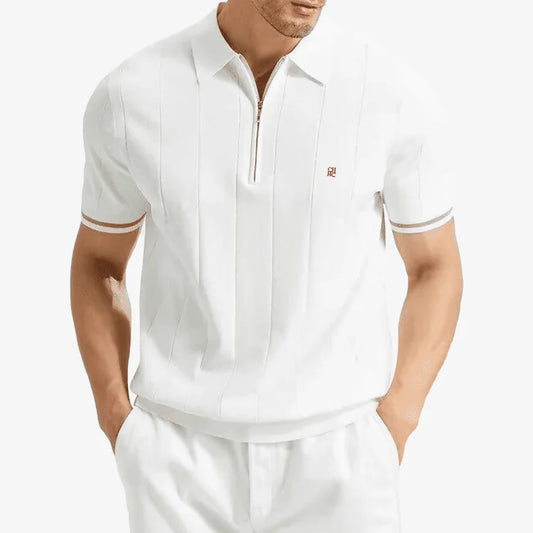 Polo masculina branca com zíper e detalhes listrados — look casual elegante Soffisticata