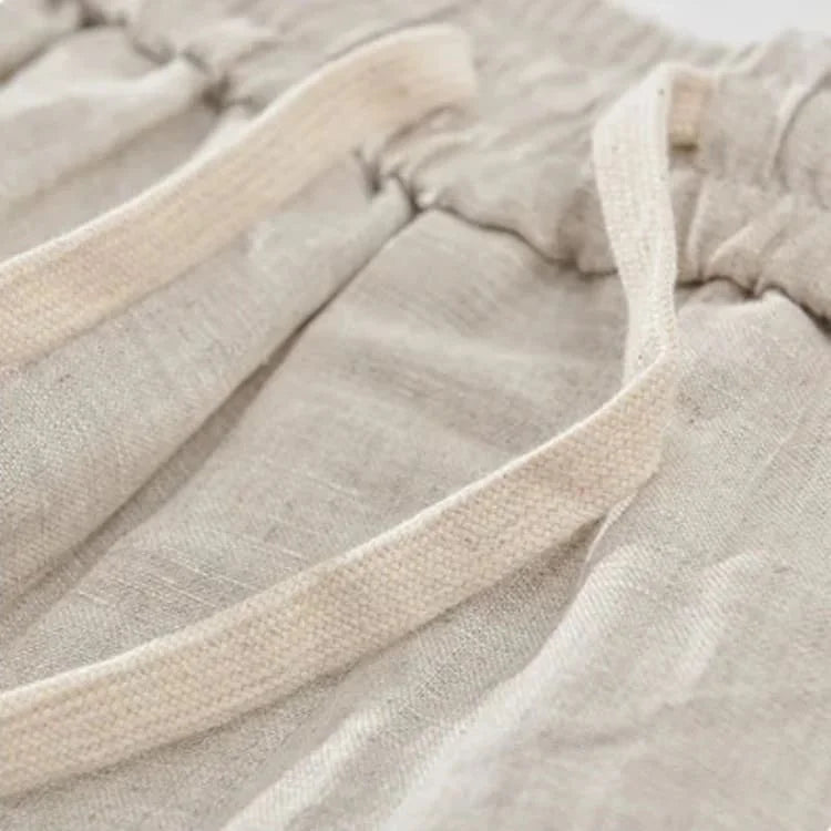 Bermuda Masculina de Linho Bege Soffisticata mais detalhe do cadarço.
