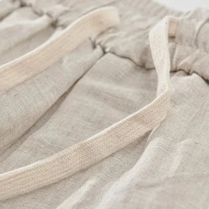 Bermuda Masculina de Linho Bege Soffisticata mais detalhe do cadarço.