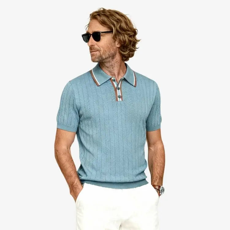 Modelo homem em posição natural olhando para seu lado direito usando a Camiseta Polo Masculina Azul Claro de Malha