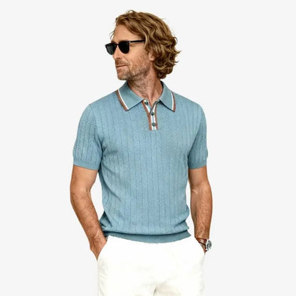Modelo homem em posição natural olhando para seu lado direito usando a Camiseta Polo Masculina Azul Claro de Malha