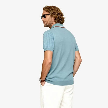Modelo homem de costas em posição natural usando a Camiseta Polo Masculina Azul Claro de Malha
