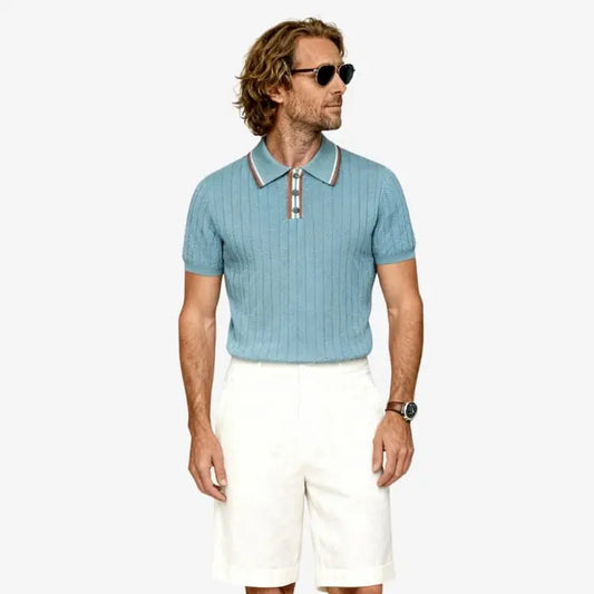 Modelo em posição natural de frente usando a Camiseta Polo Masculina Azul Claro de Malha