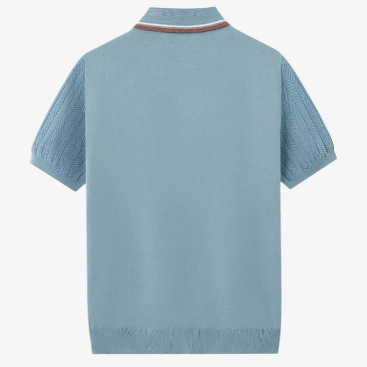 Camiseta Polo Masculina Azul Claro de Malha parte das costas em fundo cinza 