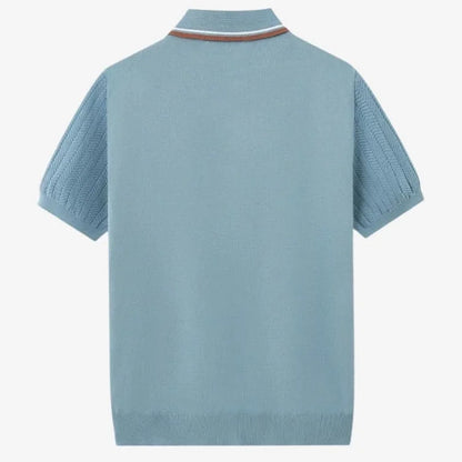 Camiseta Polo Masculina Azul Claro de Malha parte das costas em fundo cinza 