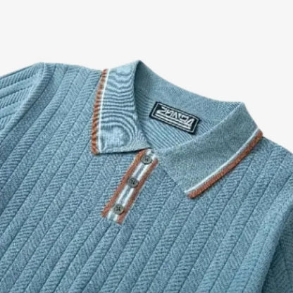 imagem frontal enfatizando a gola polo da Camiseta Polo Masculina Azul Claro de Malha
