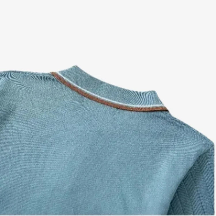 Imagem das costas da Camiseta Polo Masculina Azul Claro de Malha enfatizando a gola polo