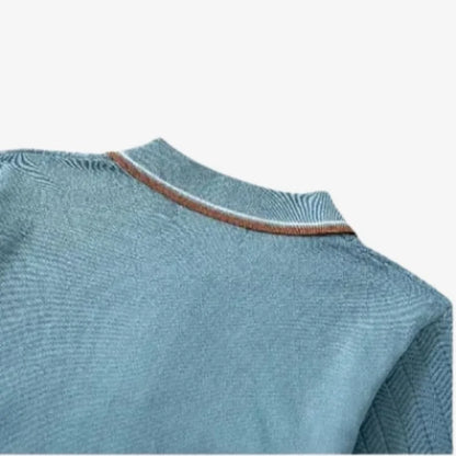 Imagem das costas da Camiseta Polo Masculina Azul Claro de Malha enfatizando a gola polo