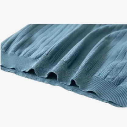 Imagem enfatizando o Cós da Camiseta Polo Masculina Azul Claro de Malha
