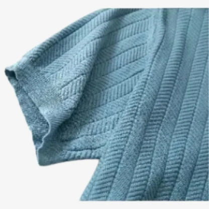 Imagem enfatizando a manga da Camiseta Polo Masculina Azul Claro de Malha