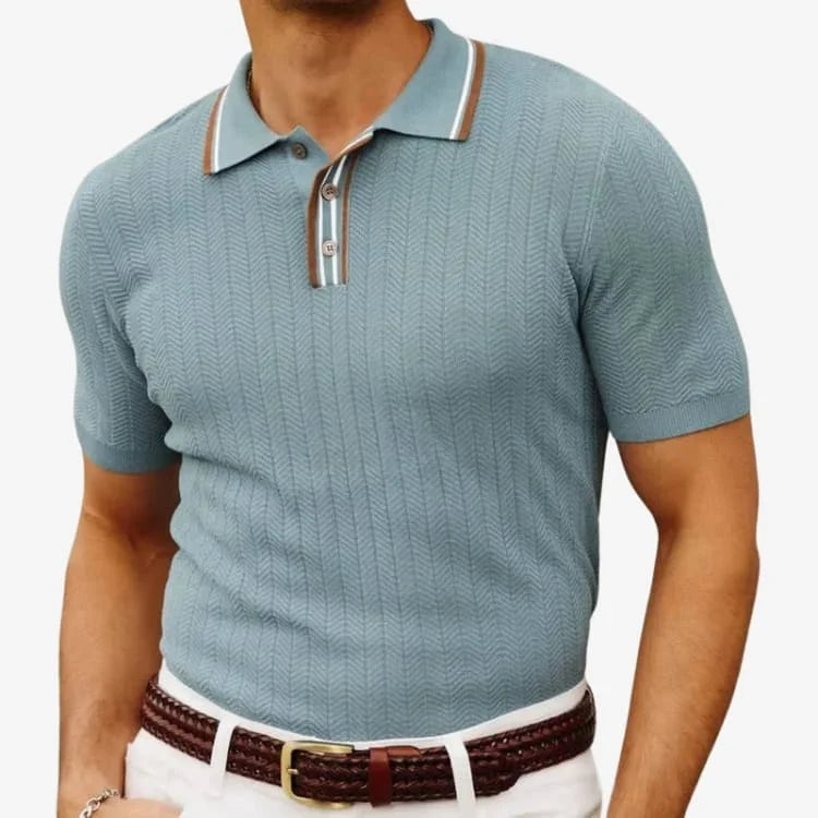 Amostra da Camiseta Polo Masculina Azul Claro de Malha em uso real 