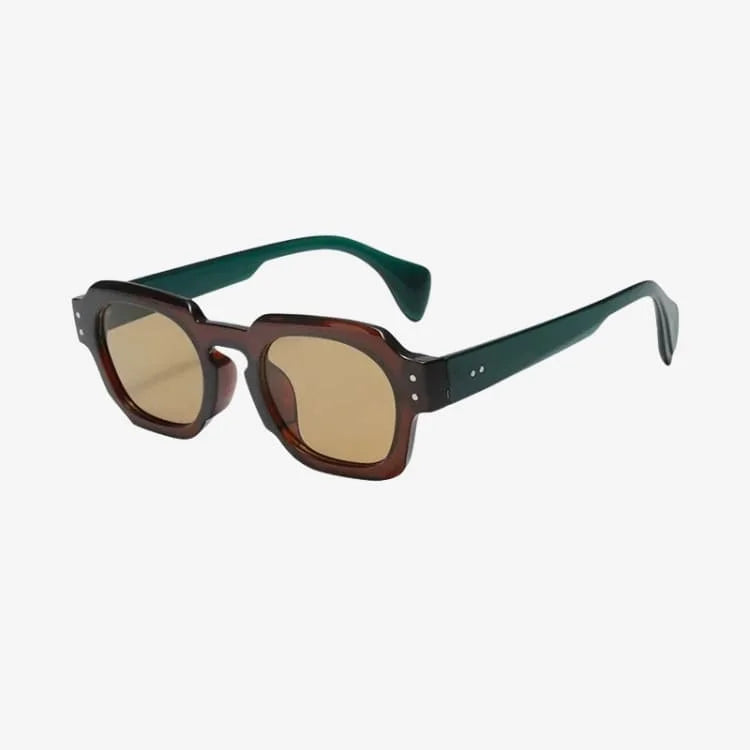 Óculos de Sol Masculino Green Frame Tea Soffisticata foto um pouco lateralizada em fundo cinza
