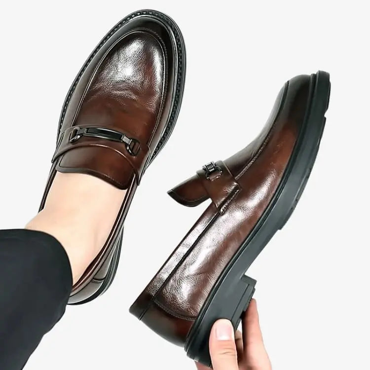 Sapato Loafer Masculino Marrom Soffisticata Bit um par no pé e o outro na mão do modelo 