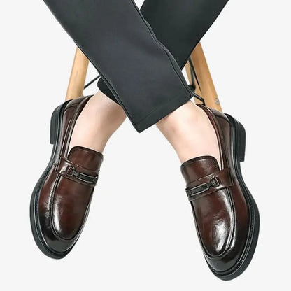 Sapato Loafer Masculino Marrom Soffisticata Bit modelo usando os sapatos sentado em uma cadeira
