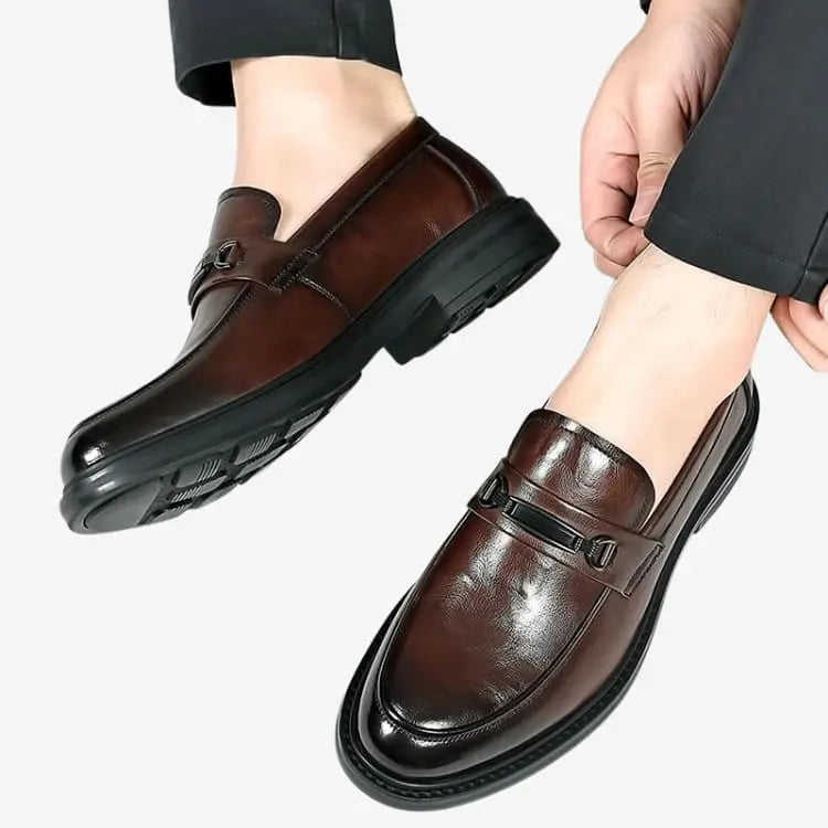 Sapato Loafer Masculino Marrom Soffisticata Bit modelo usando os sapatos com muita elegancia e arrumando a barra da calça