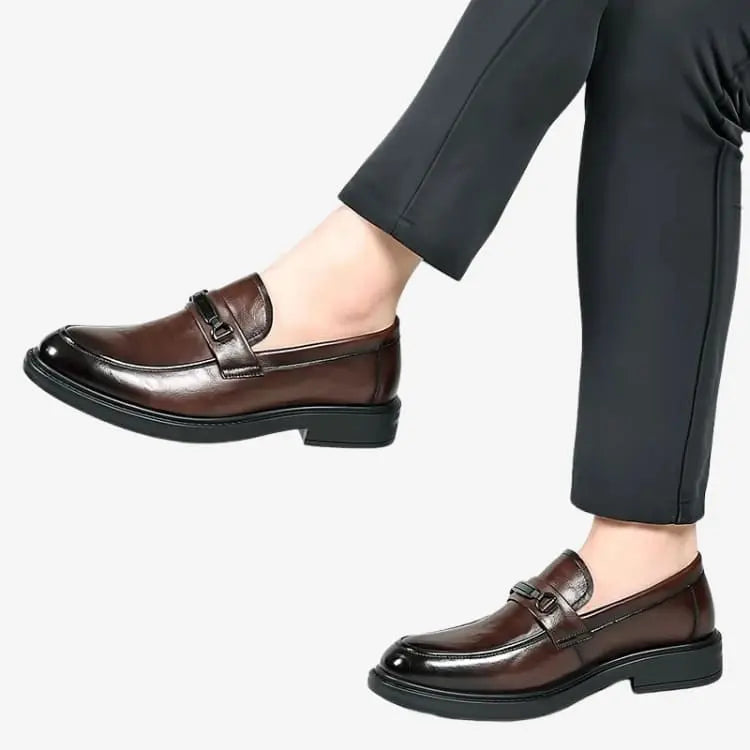 Sapato Loafer Masculino Marrom Soffisticata Bit modelo elegante usando os sapatos