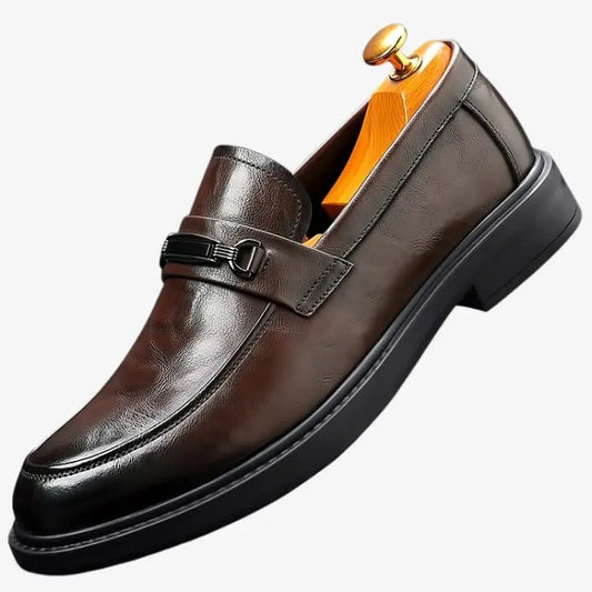 Sapato Loafer Masculino Marrom Soffisticata Bit detalhes frontal do modelo