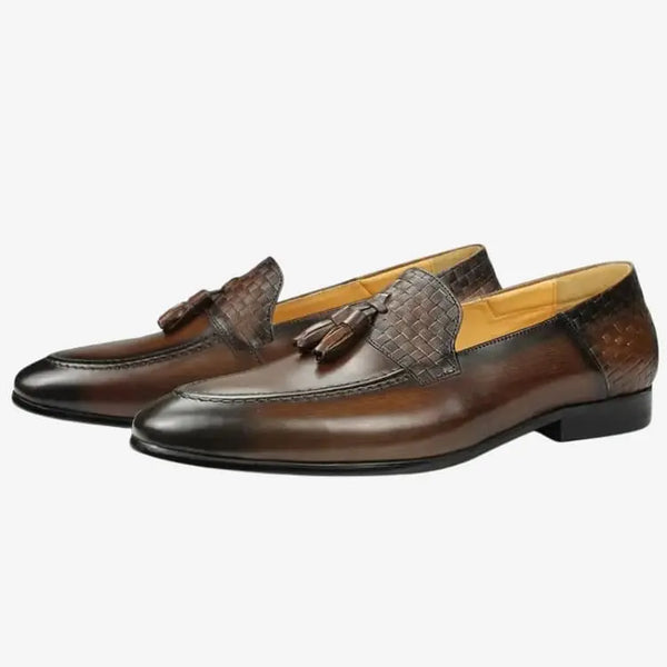 Sapato Loafer Masculino Marrom Soffisticata Classic Tassel o par de frente no fundo branco 