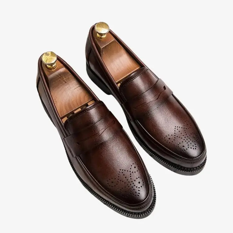 Vista frontal e de cima do Sapato Loafer Masculino Marrom Soffisticata Penny Brogue visualizando os detalhes unicos 