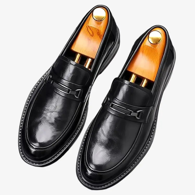 Sapato Loafer Masculino Preto Soffisticata Bit vista de cima mostrando o detalhe metalico