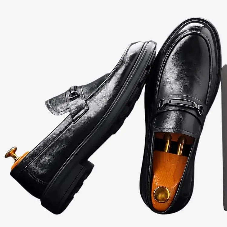 Sapato Loafer Masculino Preto Soffisticata Bit um par encostado no outro