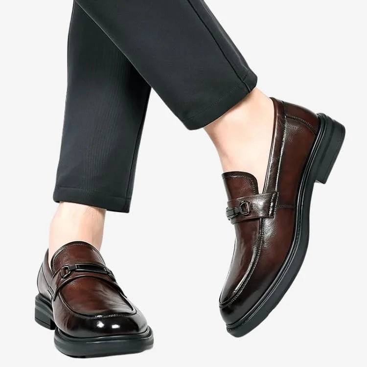 Sapato Loafer Masculino Marrom Soffisticata Bit modelo em pé usando os sapatos de pernas cruzadas 
