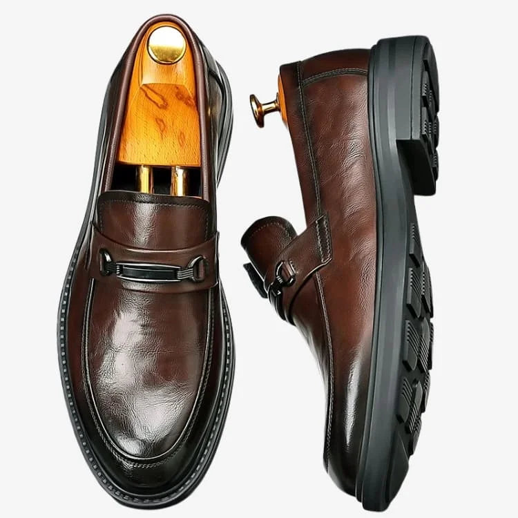 Sapato Loafer Masculino Marrom Soffisticata Bit detalhes laterias e de cima do par 