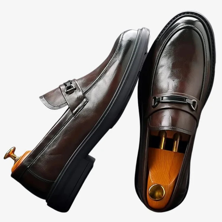 Sapato Loafer Masculino Marrom Soffisticata Bit detahes do sapato um ao lado do outro 