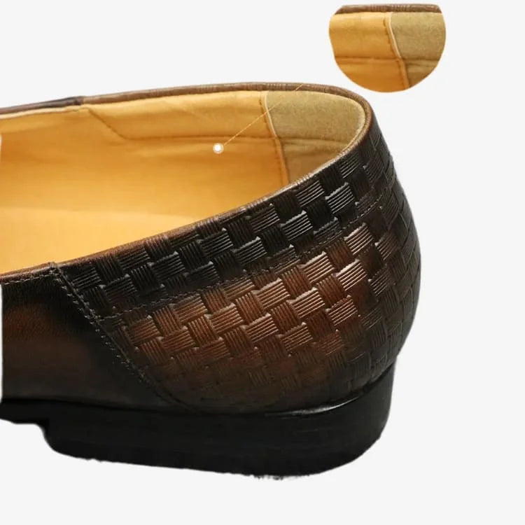 Sapato Loafer Masculino Marrom Soffisticata Classic Tassel, nesta imagem mostra os detalhes da parte de trás do sapato e também os detalhes internos.