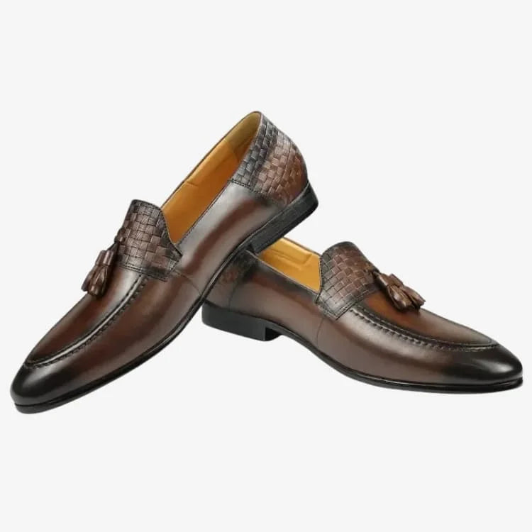 Sapato Loafer Masculino Marrom Soffisticata Classic Tassel um em cima do outro no fundo branco.