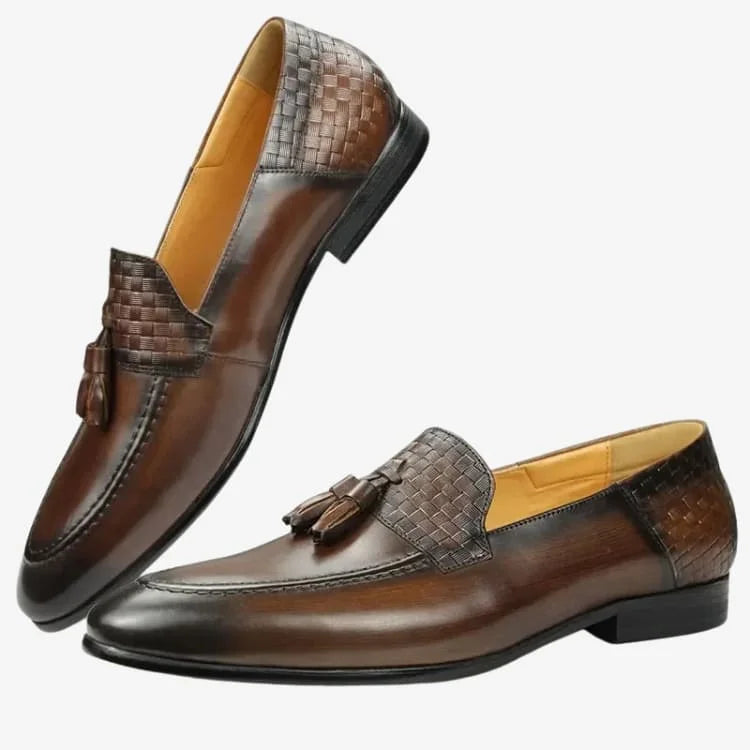 Sapato Loafer Masculino Marrom Soffisticata Classic Tassel no fundo branco um ao lado do outro e um esta em pé.
