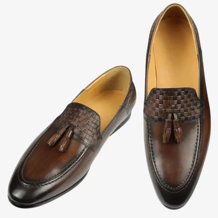 Sapato Loafer Masculino Marrom Soffisticata Classic Tassel o par de frente no fundo branco