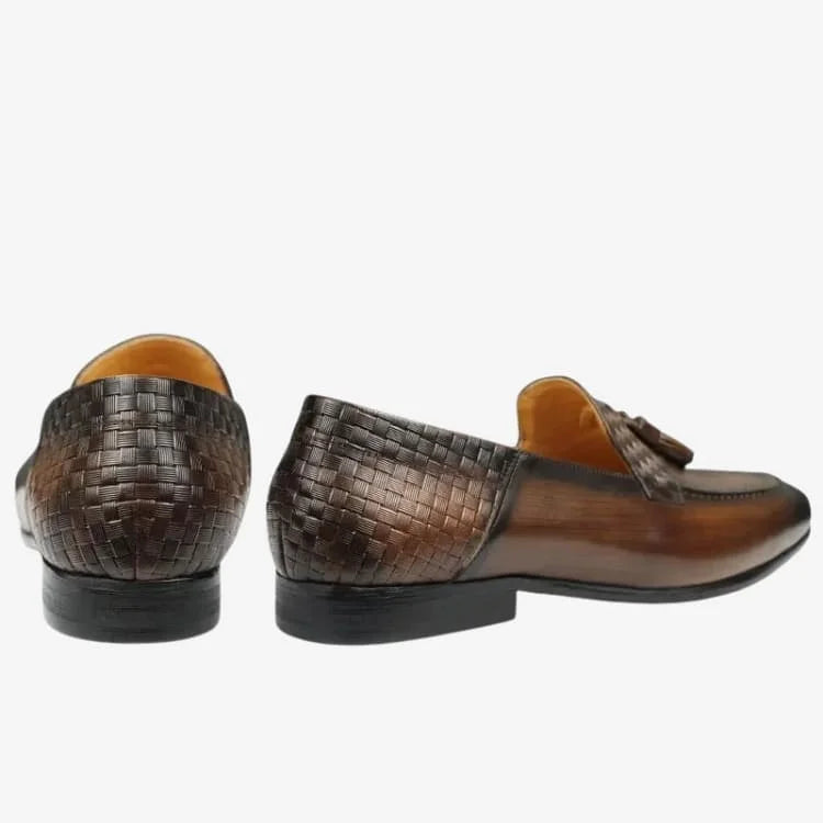 Sapato Loafer Masculino Marrom Soffisticata Classic Tassel mostrando a parte de traz no fundo branco.