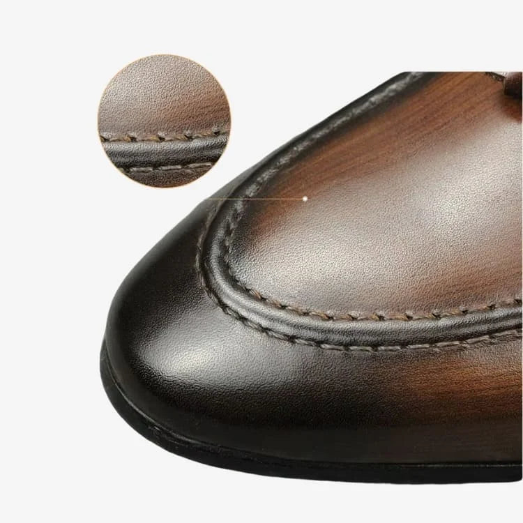 Sapato Loafer Masculino Marrom Soffisticata Classic Tassel com foco em mostrar a costura frontal do sapato.