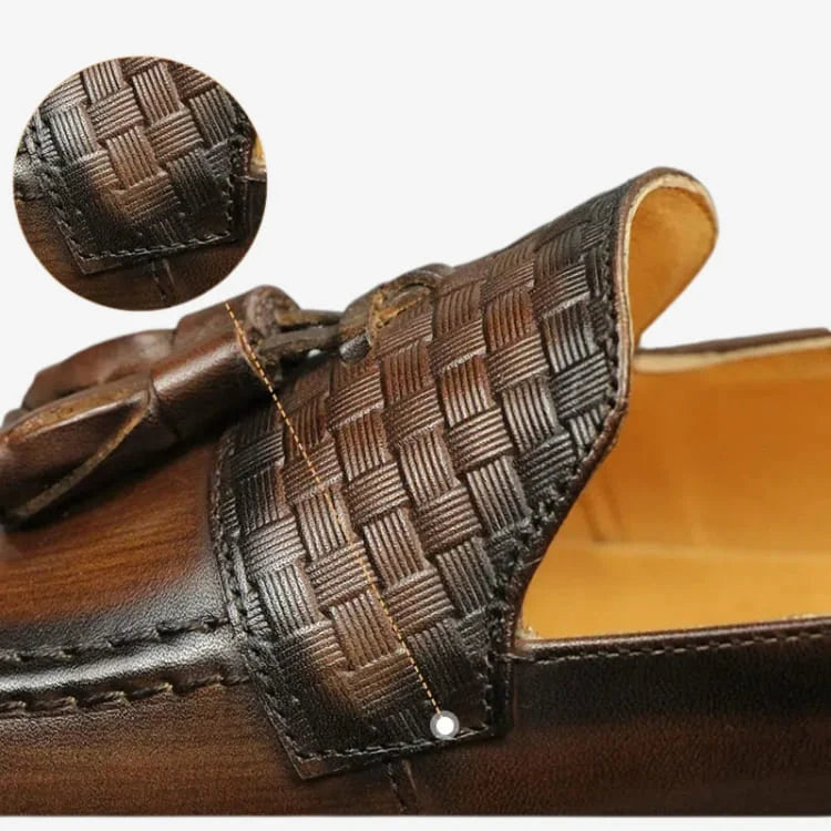 Sapato Loafer Masculino Marrom Soffisticata Classic Tassel, parte frontal mostrando o detalhe da textura do sapato.