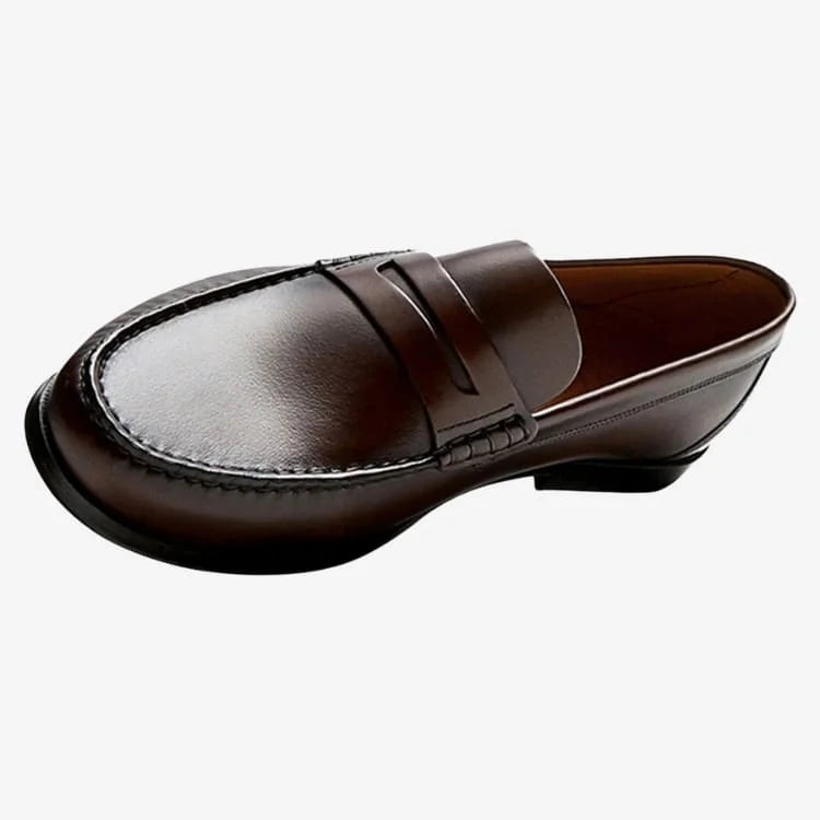 Sapato Loafer Masculino Marrom Soffisticata Penny detalhe frontal do modelo 