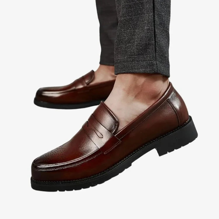 Vista lateral esquerda de um modelo homem usando o Sapato Loafer Masculino Marrom Soffisticata Penny Brogue