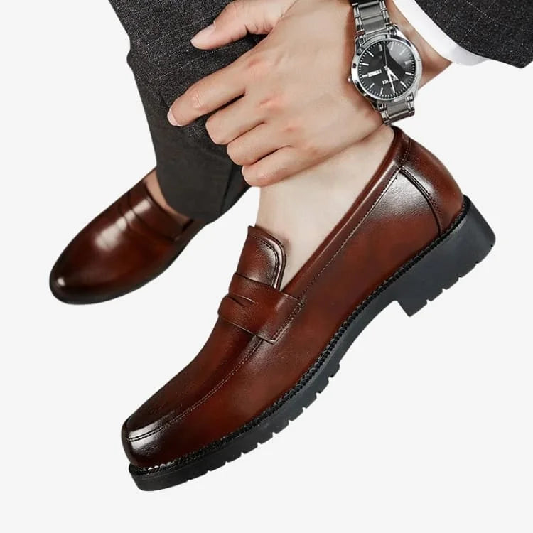 vista de cima do modelo home de pernas cruzadas usando o Sapato Loafer Masculino Marrom Soffisticata Penny Brogue