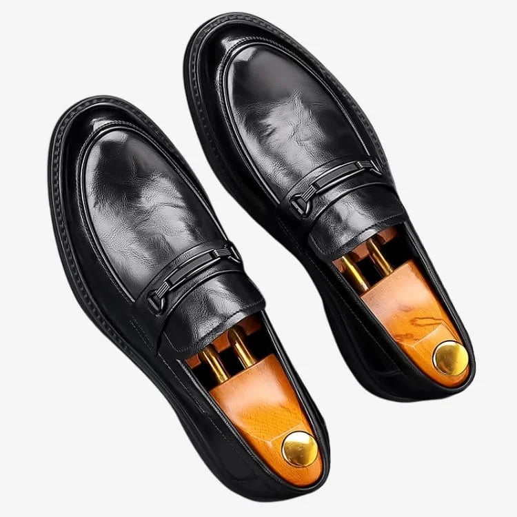 Sapato Loafer Masculino Preto Soffisticata Bit detalhes da vista de cima do par do modelo