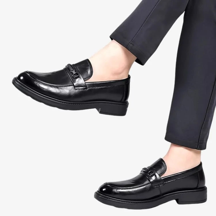 Sapato Loafer Masculino Preto Soffisticata Bit modelo elegante usando