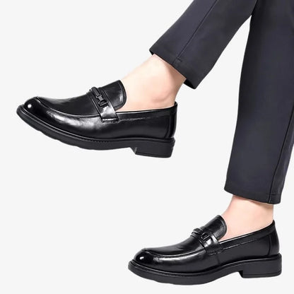 Sapato Loafer Masculino Preto Soffisticata Bit modelo elegante usando