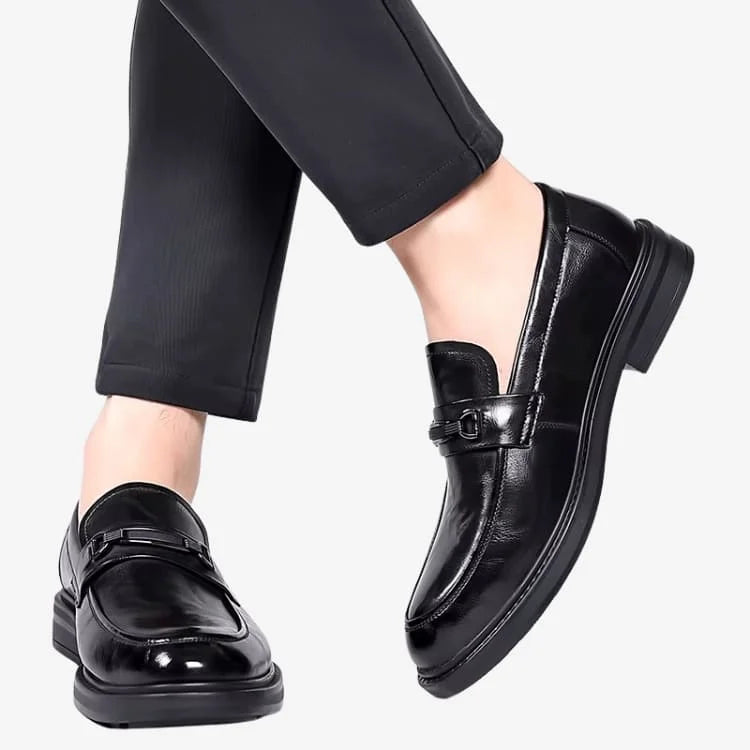 Sapato Loafer Masculino Preto Soffisticata Bit modelo de pernas cruzadas usando os sapatos