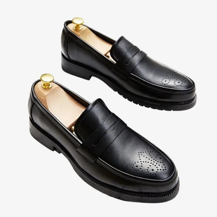 Sapato Loafer Masculino Preto Soffisticata Penny Brogue deatalhes do sapato na visão um pouco lateralizada 