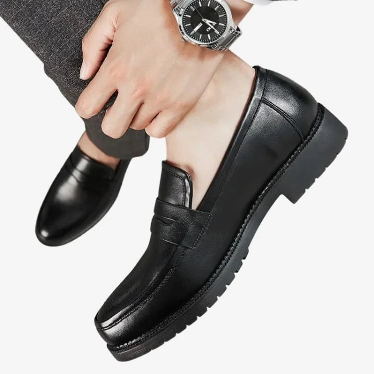 modelo usando o Sapato Loafer Masculino Preto Soffisticata Penny Brogue 