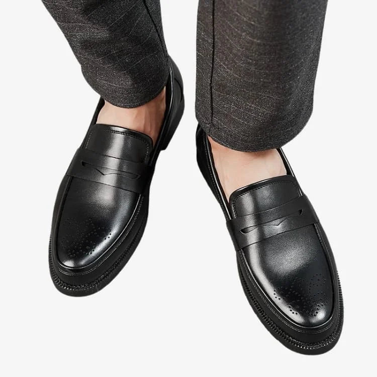 modelo homem usando o Sapato Loafer Masculino Preto Soffisticata Penny Brogue vista de frente 