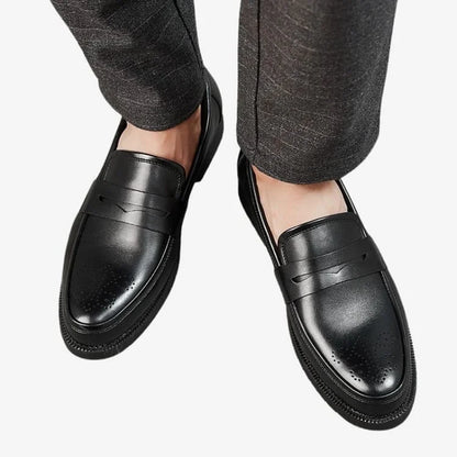modelo homem usando o Sapato Loafer Masculino Preto Soffisticata Penny Brogue vista de frente 