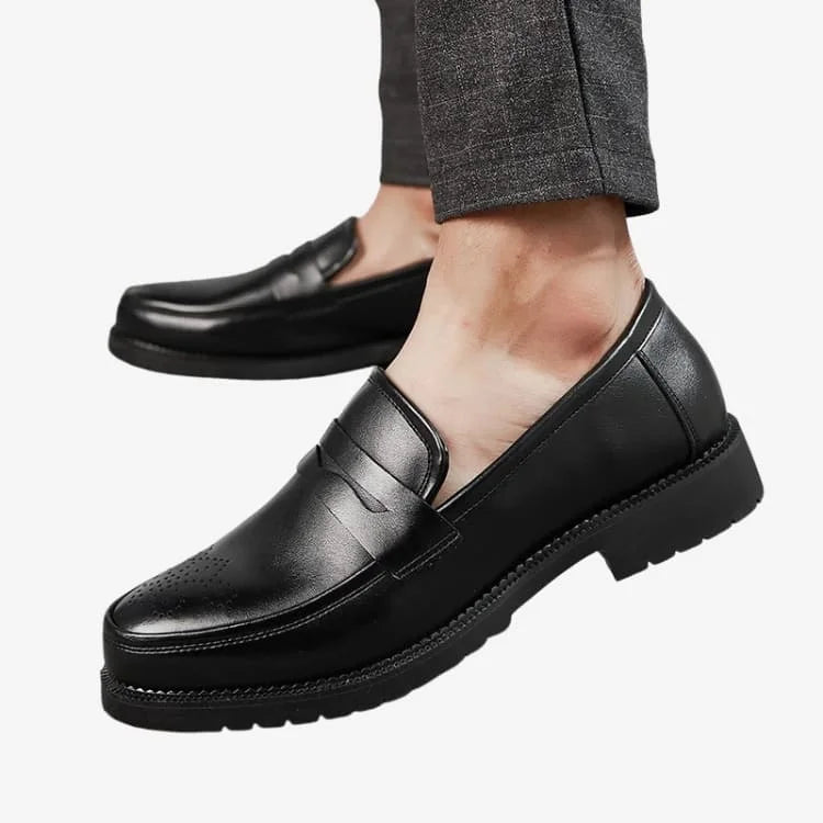 vista lateral de um modelo homem usando o Sapato Loafer Masculino Preto Soffisticata Penny Brogue