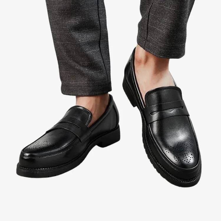 vista frontal de um modelo homem usando o Sapato Loafer Masculino Preto Soffisticata Penny Brogue